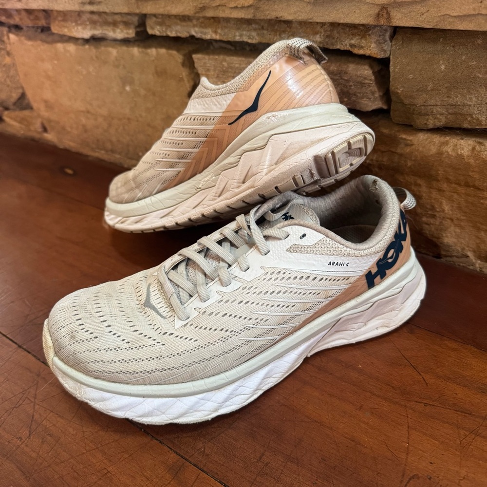 Hoka Arahi 4